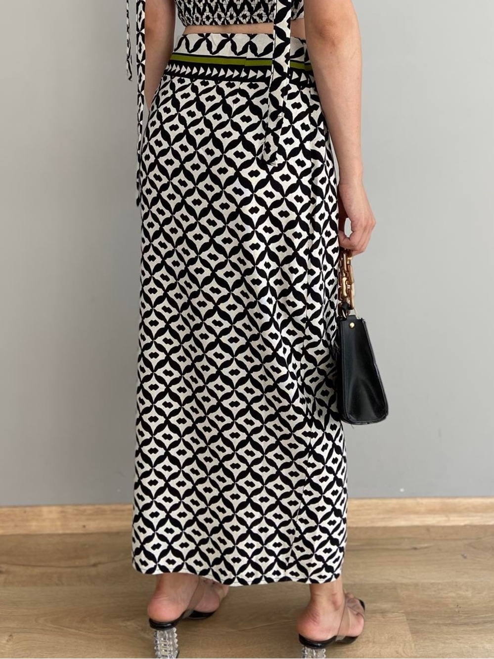 Zara Cream and Black Geometric Midi Skirt with Olive-Striped Waistband sexy - Picture 3 of 5